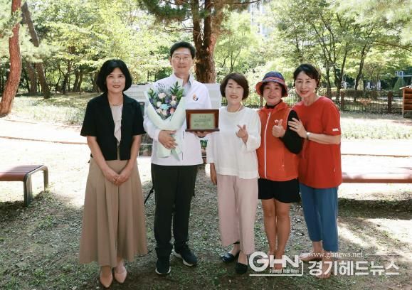 이상일 용인특례시장이 4일 동백3동에 맨발길을 조성해줘 감사하다며 주민들에게 감사패를 받았다