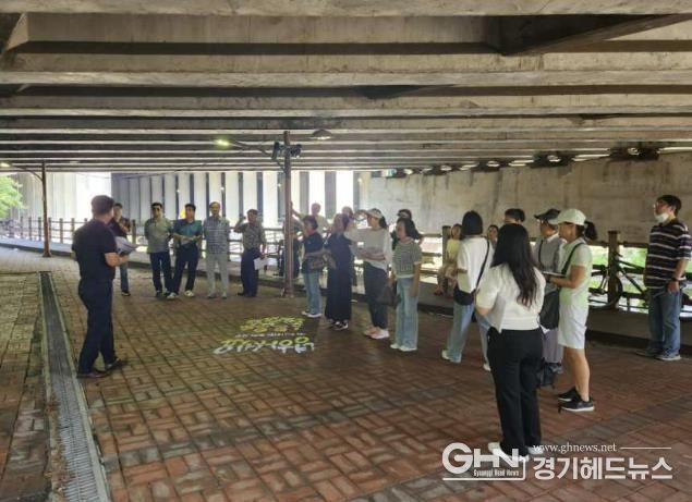 기흥구 주민참여예산 지역회의 위원들이 지난 10일 독정교 하부를 찾아 환경개선사업의 타당성을 확인하고 있다