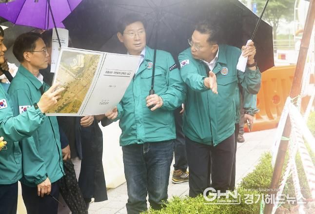 이상일 용인특례시장이 지난 7월 성복동 지반침하 현장 점검하고 있다.