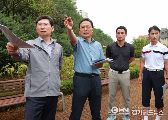 이상일 용인특례시장이 13일 광교숲속마을 쉼터를 방문해 주민의견을 청취했다