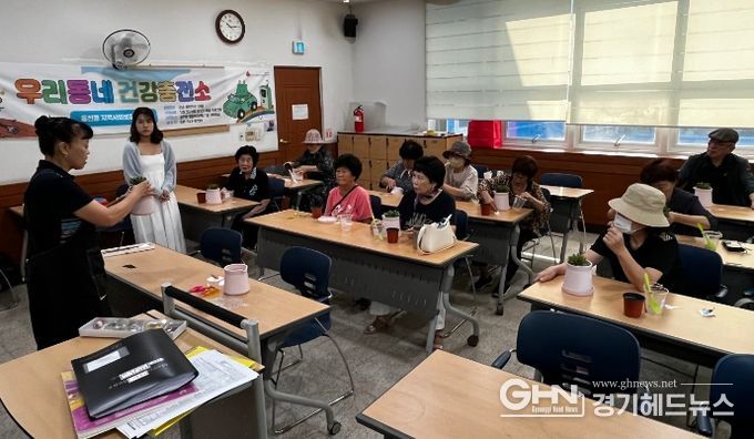 수지구 동천동 지역사회보장협의체가 인지미술 프로그램 우리동네 건강충전소를 진행했다.