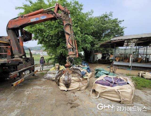 한 축산농가에 쌓인 폐기자재를 수거하고 있는 모습