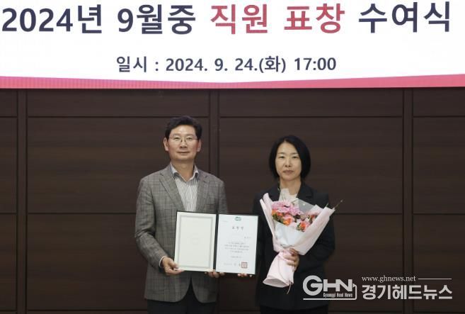 용인특례시가 경기도로부터 '2024 상반기 체납액 특별징수대책 시·군 평가'에서 최우수기관으로 선정됐다. 24일 이상일 시장은 김인자 징수과 체납행정팀장에게 표창장을 수여했다