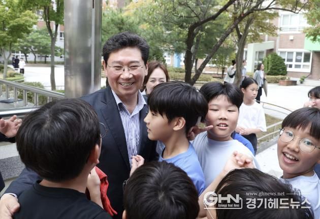 이상일 용인특례시장이 고림초를 찾아 학생들의 인사에 화답하고 있다.