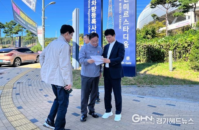 황준기 용인특례시 제2부시장이 월드컵 예전전이 열리는 용인미르스타디움을 찾아 교통대책을 점검했다