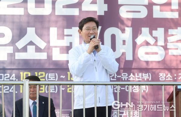 이상일 용인특례시장은 12일 기흥구 기흥레스피아 C구장에서 열린 ‘2024 유소년‧여성축구대회’ 개막식에 참석해 참가 선수들을 격려했다.
