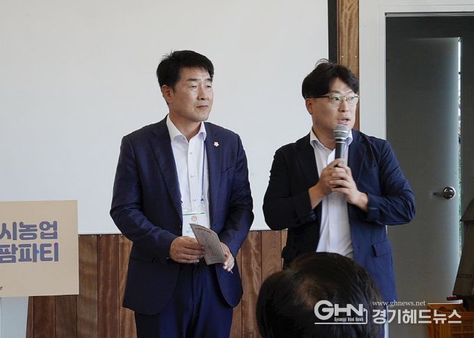 축사 중인 배정수 의장, 김영수 의회운영위원장