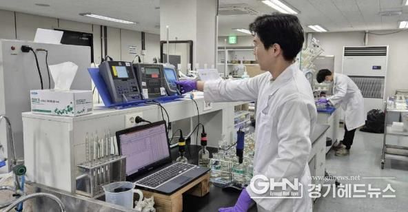 용인특례시 하수도사업소가 자체 운영 중인 실험실에서 시 관계자가 수질 분석을 하고 있다