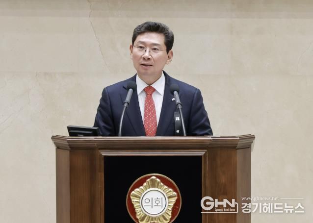 이상일 용인특례시장이 18일 용인특례시의회 제288회 정례회의 시정연설을 통해 시정운영 방향을 밝히고 있다