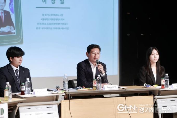 이상일 용인특례시장은 18일 단국대 사회과학대학 토론대회 ‘Dankook apple Debate; DAD’의 심사위원으로 초청받아 학생들의 토론을 지켜보고 평가했으며, 학생들의 질문에 답하는 등 소통의 시간을 가졌다