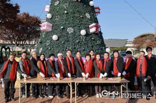 24일 용인특례시청 입구에서 열린 '크리스마스트리 점등식' 행사 모습