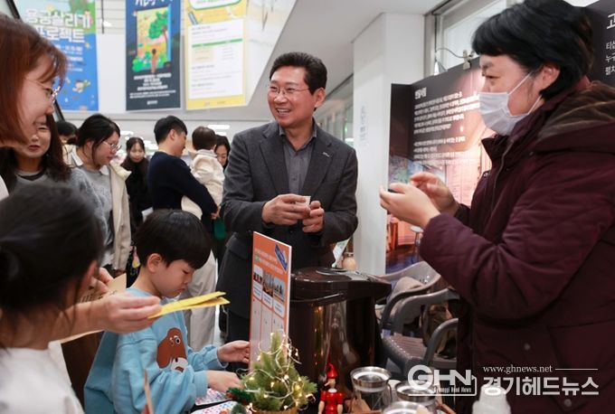 이상일 용인특례시장은 30일 오후 처인구 삼가동 용인어린이상상의 숲 지하 1층에서 열린 ‘2024 용인 문화도시 플랫폼 축제’ 현장을 방문해 시민들과 소통했다.
