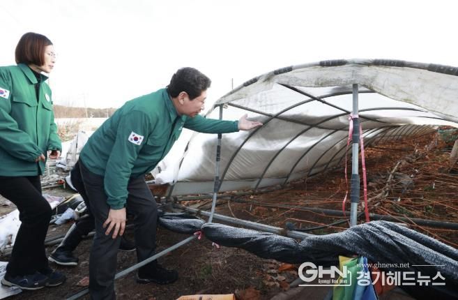 이상일 용인특례시장이 폭설 피해 농장에 방문해 피해상황을 점검하고 있다