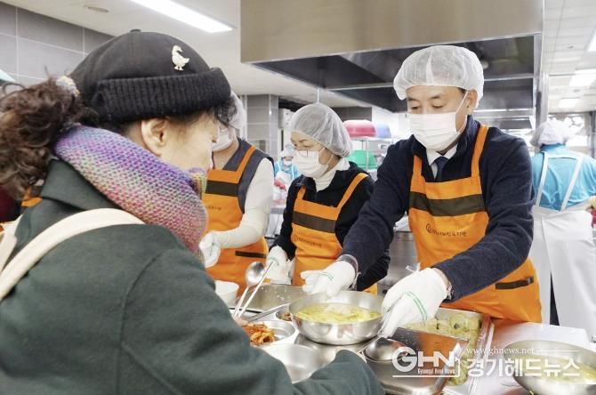 광주시, 송정 울타리 봉사회와 함께 어르신들을 위한 떡만두국 나눔 행사 개최