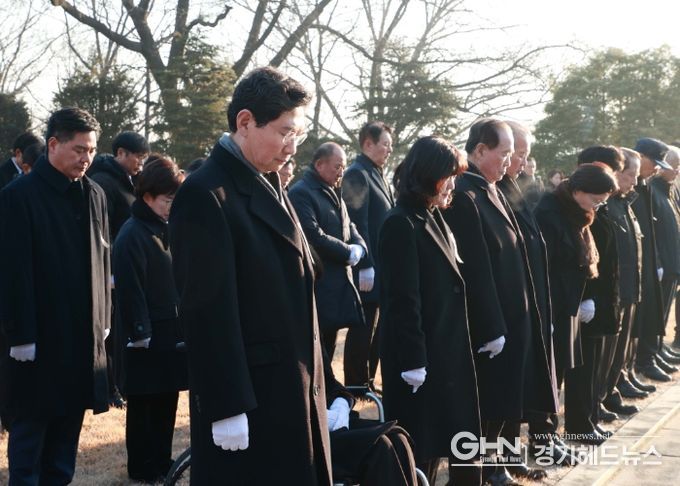 이상일 용인특례시장이 2일 첫 일정으로 용인중앙공원 현충탑에 참배하고 있다