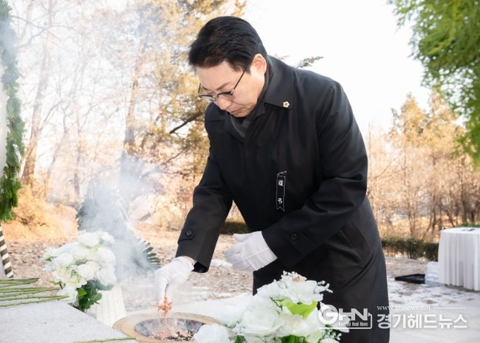 남양주시의회 조성대 의장이 정약용 선생 묘역에서 분향하고 있다.