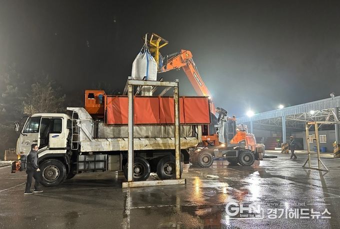 용인특례시는 27일부터 예상되는 대설예보에 대비해 염화칼슘을 적재하는 등 제설작업 준비에 나섰다