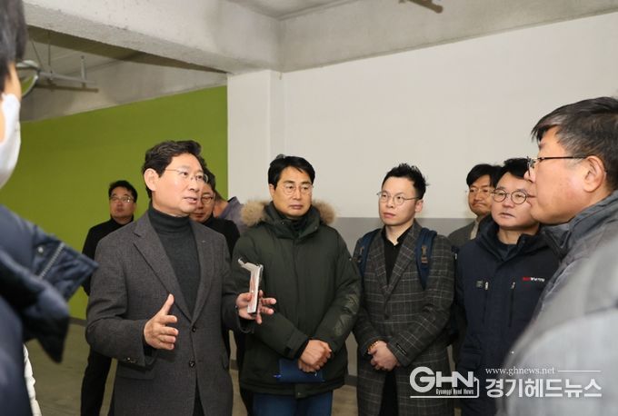 이상일 용인특례시장이 경남아너스빌 디센트 건설 현장에서 누수가 지적된 지하 주차장을 둘러보고 있다