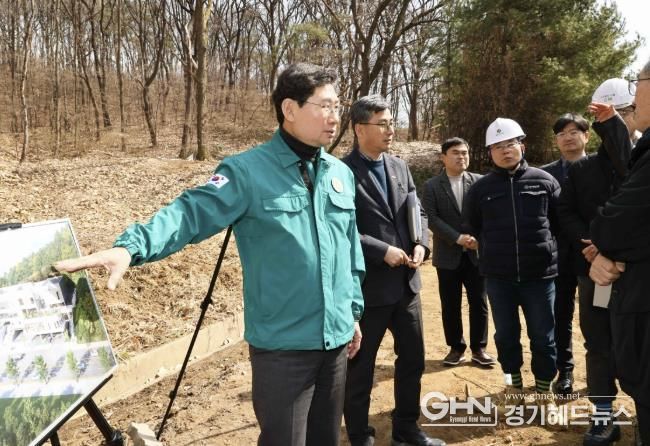 이상일 용인특례시장이 동백1동 행정복지센터 신축 현장을 방문에 공사 상황을 점검하고 있다.