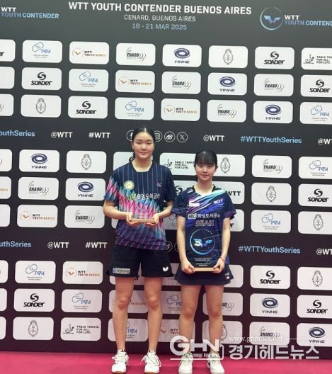 화성도시공사 유청소년탁구부 김하늘 선수(좌측)와 허예림 선수(우측)가 WTT 수상에 따른 기념촬영을 하고 있다. (화성도시공사 제공)