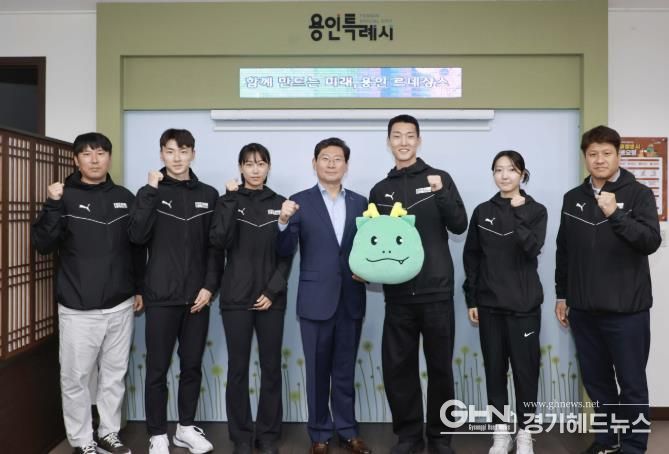 이상일 용인특례시장은 26일 시장실에서 우상혁선수와 신규 입단한 육상팀 선수를 격려했다