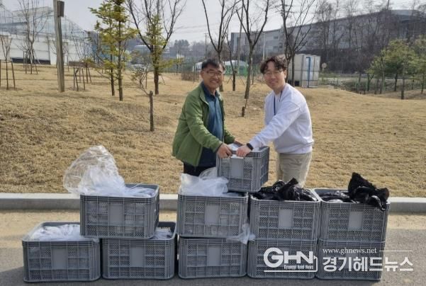 화성시농업기술센터 관계자가 관내 딸기농가에 딸기 우량묘를 전달하고 있다
