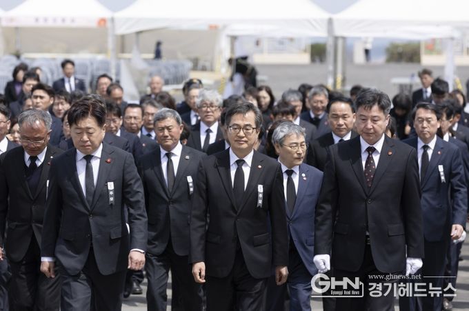 3일 오후 김동연 경기도지사가 오영훈 제주도지사를 비롯한 관계자들과 함께 제주특별자치도 제주시 4․3 평화공원 내 위령제단으로 들어서고 있다.