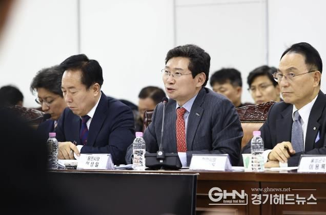 2024년 12월 12일 이상일 용인특례시장이 국토교통부 세종청사 대회의실서 열린 '제7차 국가산단 범정부 추진지원단 회의'에서 '용인 첨단시스템반도체 국가산업단지' 성공을 위한 의견을 제안하고 있다