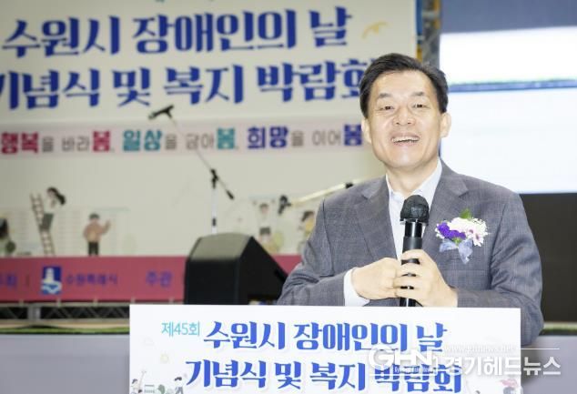 이재준 수원시장이 축사를 하고 있다.