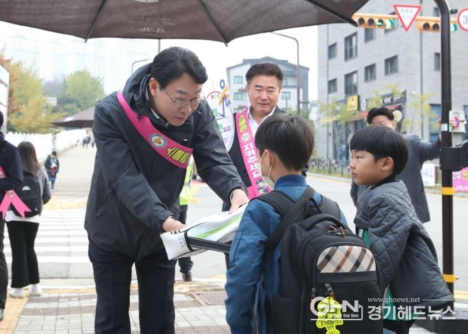 정명근 화성특례시장이 동양초 앞에서 어린이 안전을 위해 교통봉사를 하고 있다.