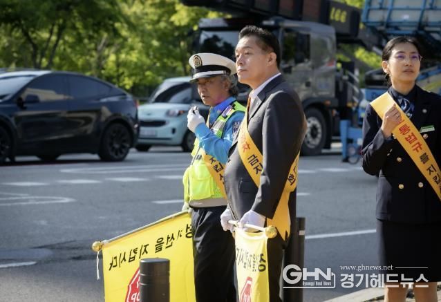 이재준 수원시장인 지난해 5월 10일 호매실동행정복지센터 앞 사거리에서 진행된 어린이 보행안전 캠페인에 참여하고 있다.