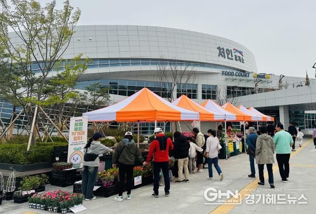 용인특례시는 처인휴게소에 '로컬푸드 직거래 장터'를 매주 일요일 운영한다