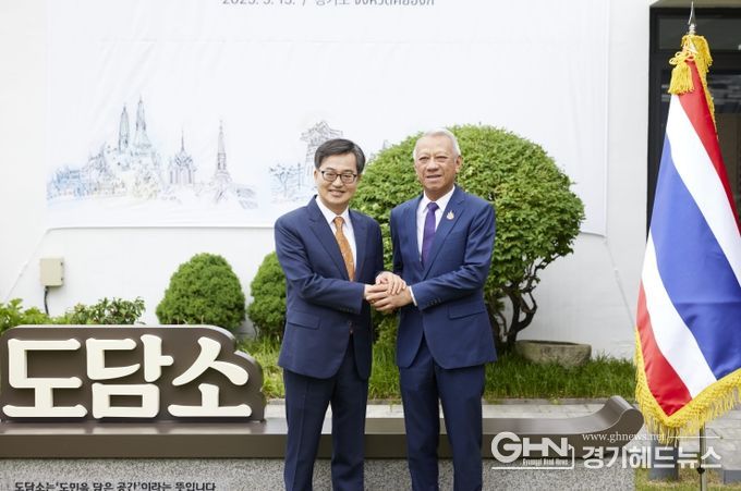 15일 오후 도담소에서 김동연 경기도지사가 피팟 라차낏쁘라칸 태국 노동부 장관과 기념촬영을 하고 있다.