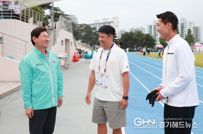 이상일 시장이 지난 5월 29일 구미에서 열린 '아시아육상경기선수권대회'를 찾아 우상혁 선수를 격려하는 모습