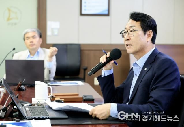 정명근 화성특례시장이 새 정부의 정책 변화에 대응하기 위한 시의 전략 방향을 설명하며, 실행 중심의 구체적인 대응책 마련을 당부하고 있다
