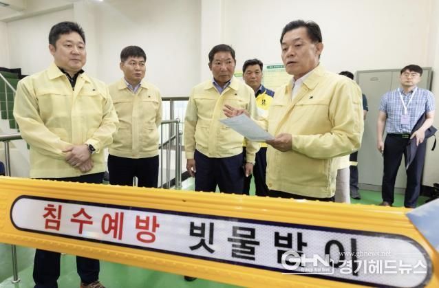 이재준 수원시장이 평동 배수펌프장을 찾아 시설을 점검하고 있다.