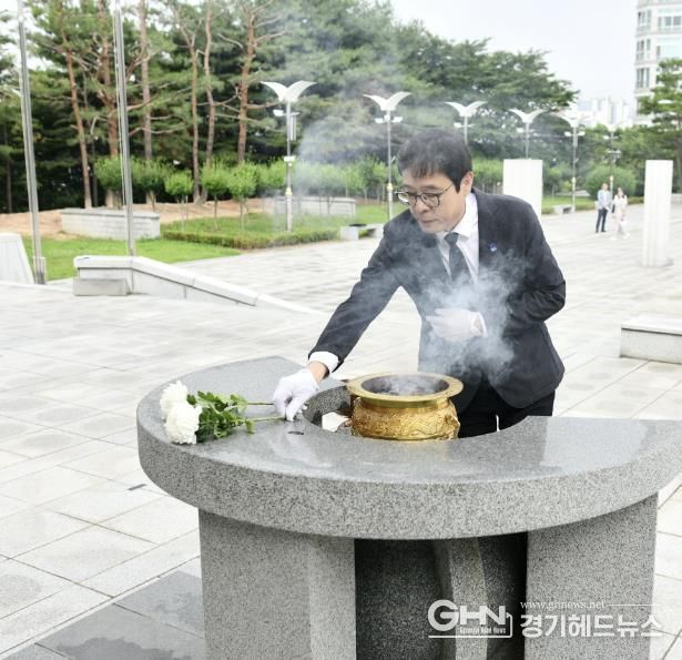 장수석 영통구청장, 취임 첫날 현충탑 참배 이어 대한노인회 영통구 지회 방문…소통 행정의 출발