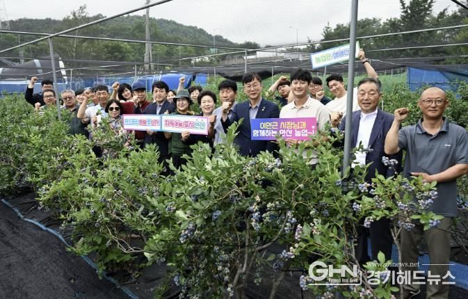 이민근 안산시장(오른쪽 네번째)이 선부동에 소재한 ‘안산블루베리농장’에서 5개 농업인단체 임원들과 함께 농정 발전 간담회를 개최하고 함께 기념촬영을 하고 있다.