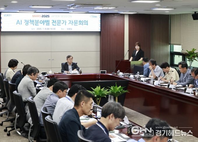 조승문 화성특례시 제2부시장이 8일 AI 정책분야별 전문가 자문회의를 주재하고 있다.