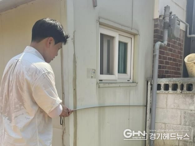 화성특례시 관계자가 위반건축물 단속을 하고 있다