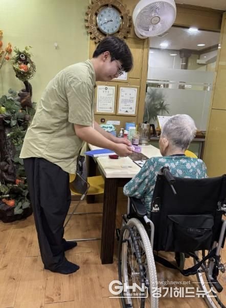 안산시 공무원이 민생회복 소비쿠폰 신청이 어려운 대상자를 직접 찾아가 신청을 도와주고 있다.