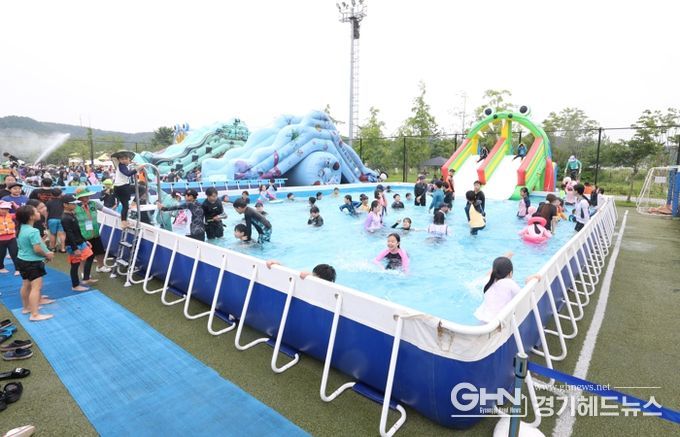시민들이 새솔동 수노을 물놀이 축제를 즐기고 있다