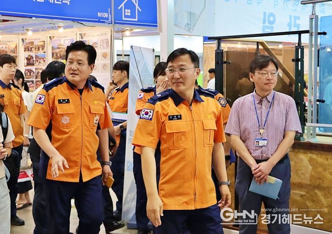 왼쪽 권웅 일산소방서장, 중앙 강대훈 북부소방재난본부장.