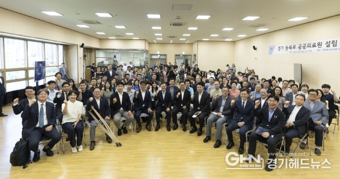 26일 오후 옥정호수도서관에서 열린 공공의료원 설립 현장 설명회에서 김동연 경기도지사, 강수현 양주시장, 보건의료 전문가, 지역주민 등이 기념촬영을 하고 있다.