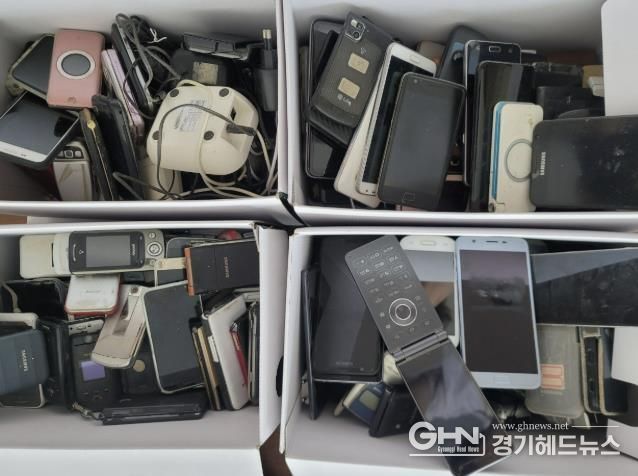자원순환실천교육 통해 수거한 폐휴대폰 사진