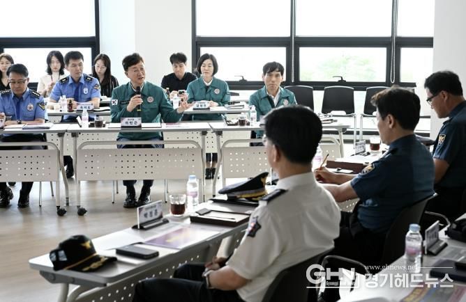 이민근 안산시장(맨 앞줄 왼쪽 두번째)이 지난달 29일 제13회 일사천리 민생안전회의에서 발언을 진행하고 있다.