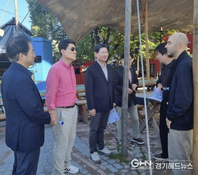이상일 용인특례시장과 대도시시장단협의회 소속 시장들이 7일 독일 베를린의 도시재생 성공모델로 꼽히는 슈프레 강변의 '홀쯔막트 25' 현장을 찾아 이곳 도시재생 전문가의 설명을 듣고 있다