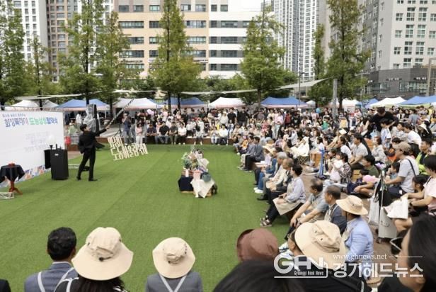 20일 열린 화성특례시 제3회 도농어울림축제에서 시민들이 쇼를 관람하고 있다