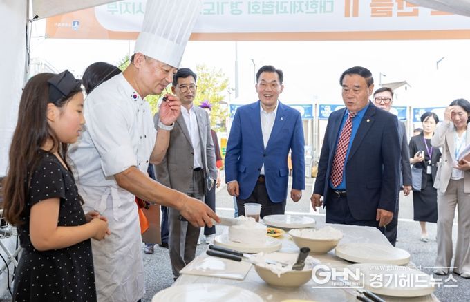 이재준 수원시장(가운데), 이재식 수원시의회 의장(오른쪽)이 26일 수원음식문화박람회 행사장을 둘러보고 있다.