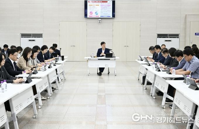 이민근 안산시장이 간부 공무원들과 회의를 진행하고 있다.